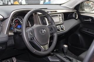 Перетяжка натуральной кожей руля Тойота шов елочка